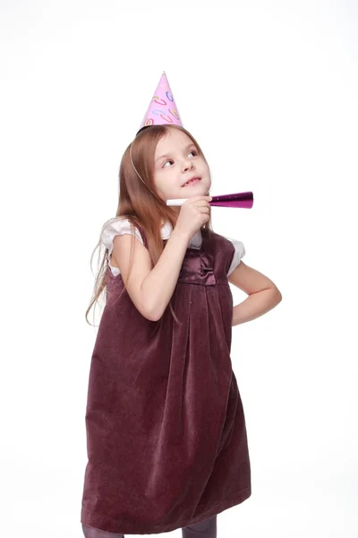Retrato del estudio de la niña en vestido encantador con fife y sombrero de fiesta aislado sobre fondo blanco Imagen de niña bastante alegre en fiesta de cumpleaños —  Fotos de Stock