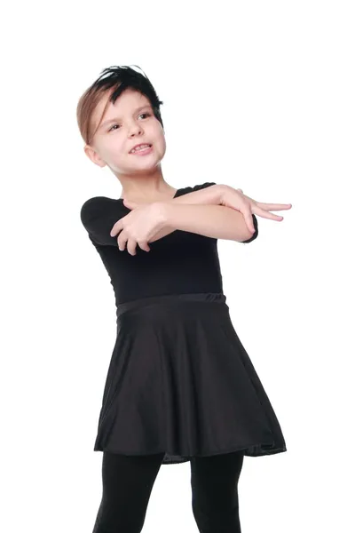 La piccola ballerina di balletto emotiva in abito nero in posa danza esprime le emozioni di una danza — Foto Stock