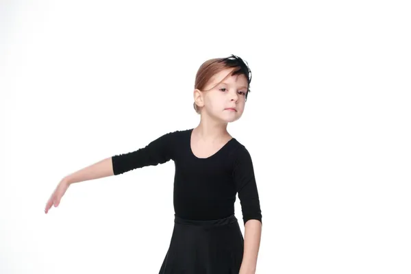 Kaukasiska liten flicka är engagerad i en dans Visa vit svart kostym — Stockfoto