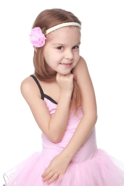 Studio porträtt av en vacker liten ballerina i en rosa tutu i dans utgör på vit bakgrund — Stockfoto