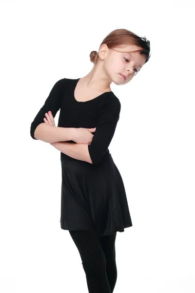 Caucásico niña se dedica a un espectáculo de baile blanco traje negro —  Fotos de Stock