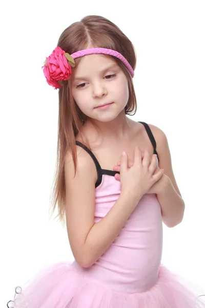 Estúdio retrato de uma bela bailarina em um tutu rosa em pose de dança no fundo branco — Fotografia de Stock