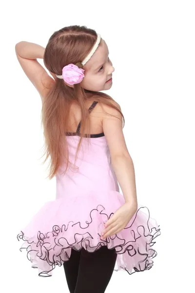 Studioporträt einer schönen kleinen Ballerina in rosa Tutu in Tanzpose auf weißem Hintergrund — Stockfoto