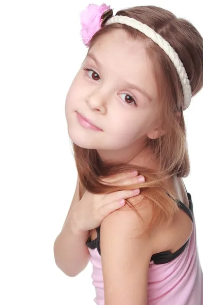 Imagen de estudio de una encantadora bailarina con hermoso cabello en un tutú rosa sonriendo y bailando sobre fondo blanco — Foto de Stock