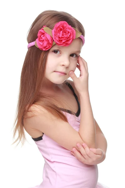 Imagem de estúdio de uma dançarina encantadora com cabelo bonito em um tutu rosa sorrindo e dançando em fundo branco — Fotografia de Stock