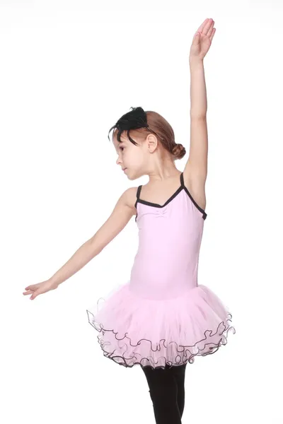 Bailarina elegante en un traje de bailarina Imagen de un encantador bailarín con hermoso pelo en un tutú rosa sonriendo y bailando sobre fondo blanco — Foto de Stock