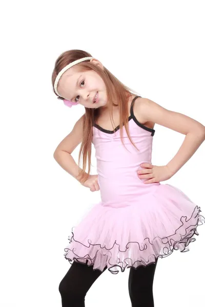 Studio image d'une danseuse charmante avec de beaux cheveux dans un tutu rose souriant et dansant sur fond blanc — Photo