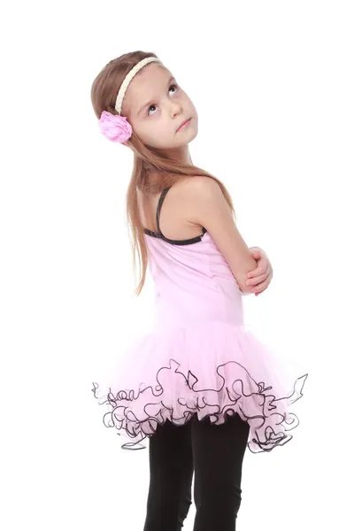 Ładny mały tancerz z piękne włosy stały w pozie balet — Zdjęcie stockowe