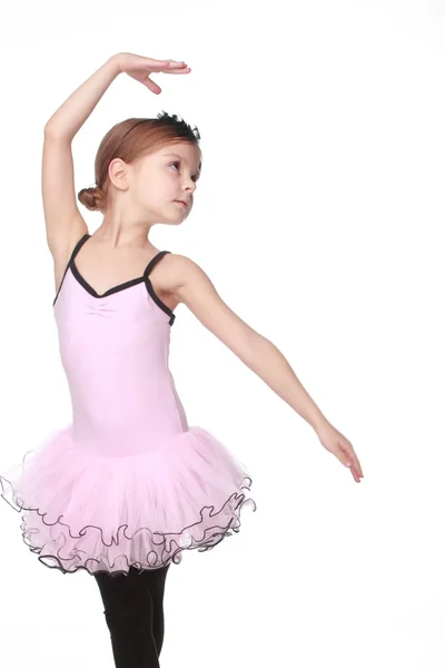 Jolie enfant exprimer ses sentiments sur la danse Mignon petit danseur de ballet avec de beaux cheveux debout dans une pose de ballet — Photo