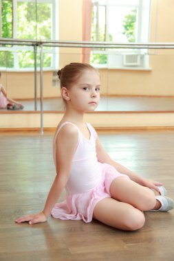 Beyaz balerin bale Salonu'nda ahşap dans pistinde pointe Isınma