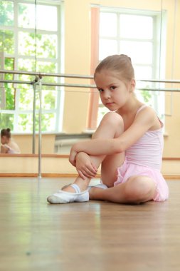 Güzel küçük kız spor egzersizleri (uzanan mat yapıyor)