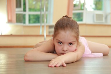 Balerin tutu ve bale sınıf kamera için poz pointe gülümseyen