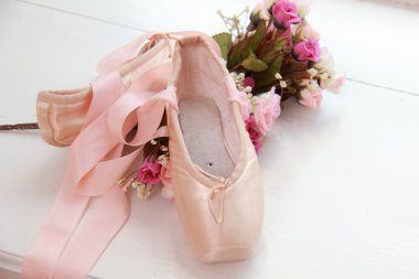 pencere yanında beyaz çiçekler çocuk pembe pointe şeritler lay