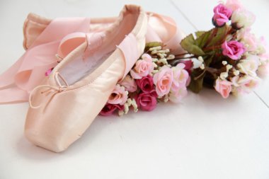 Yeni pointe çiçekli bir pencere üzerinde yalan