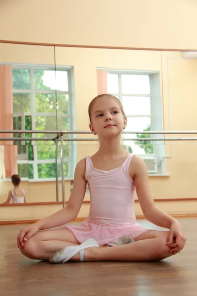 Belle jeune danseuse en justaucorps rose s'entraîne en classe de ballet — Photo