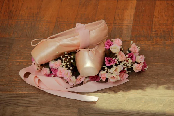 Pointe shoes on wooden floor — Stock Photo, Image