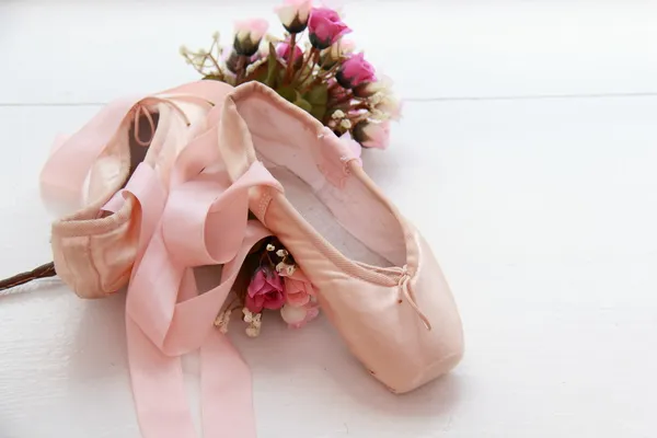 New pointe with flowers lying on a windowsill — Stock Photo, Image