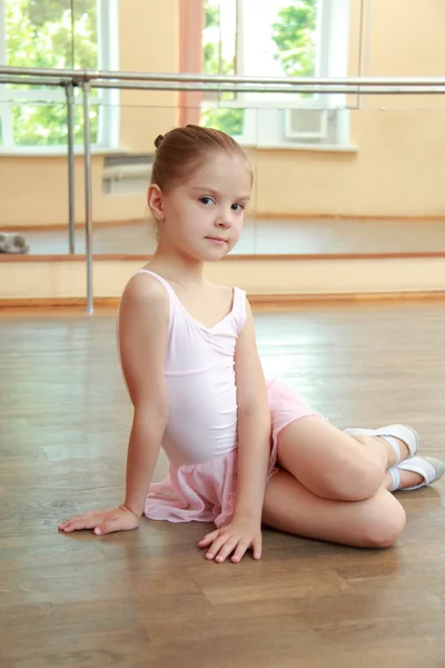 Очаровательная маленькая балерина в розовой пачке — стоковое фото