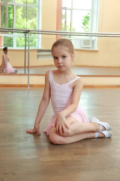 Mooie jonge danseres in een roze leotard heeft zijn opleiding in ballet klas — Stockfoto