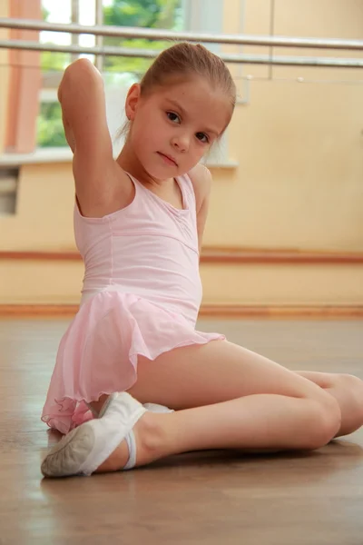 Roztomilá malá baletka v růžové sukénce — Stock fotografie