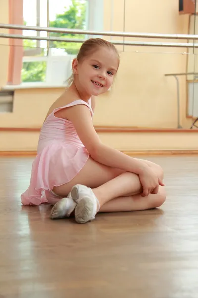 Belle jeune danseuse en justaucorps rose s'entraîne en classe de ballet — Photo