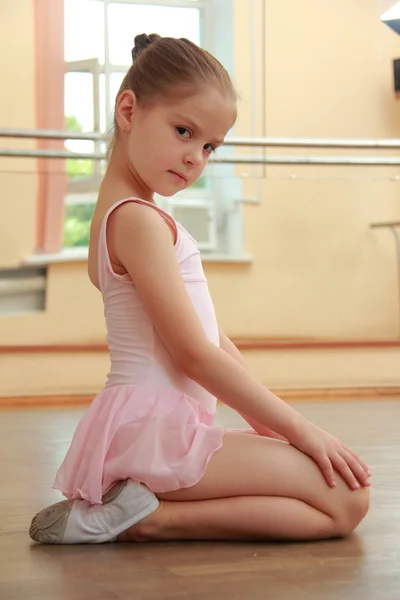 Pequeno ginasta de fato de treino e sapatos de ginástica na aula de ginástica — Fotografia de Stock