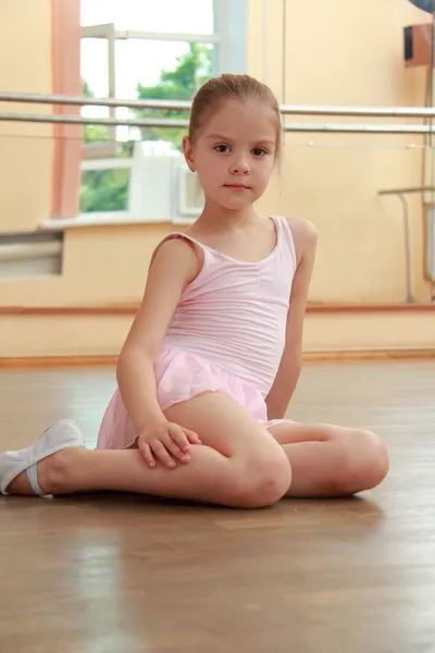 Mooie kleine ballerina tutu dragen en die zich voordeed op camera — Stockfoto