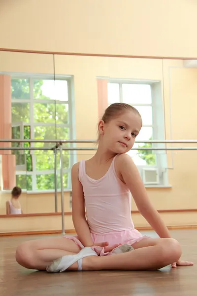 Smiling ballerina in a tutu and pointe posing for the camera in a ballet class — Stock Photo, Image