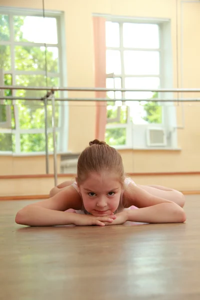 Entzückende kleine Ballerina im rosa Tutu — Stockfoto