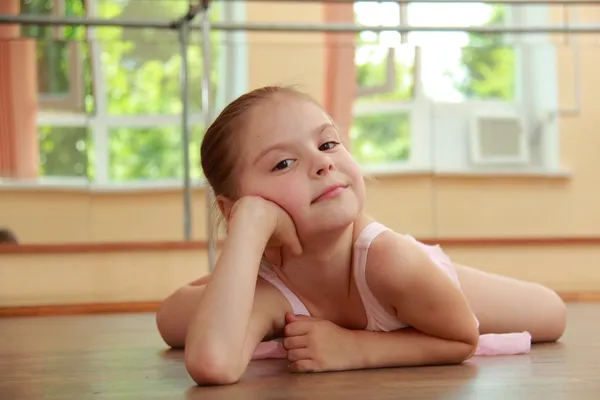 Bailarina sonriente en un tutú y puntita posando para la cámara en una clase de ballet —  Fotos de Stock