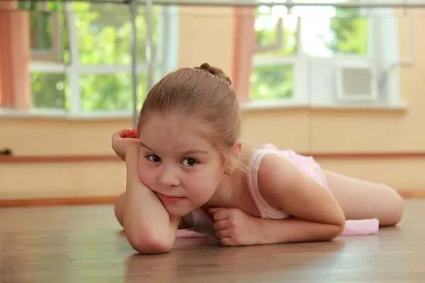 Bedårande lilla ballerina i rosa tutu — Stockfoto