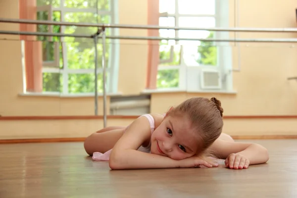 Hermosa pequeña bailarina con tutú y posando en la cámara — Foto de Stock