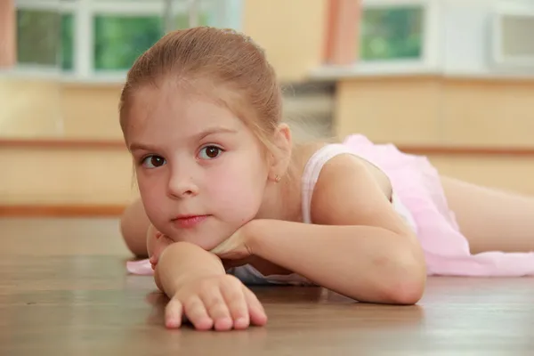 Ballerine caucasienne se réchauffant en pointe dans la salle de ballet sur la piste de danse en bois — Photo