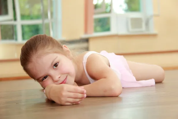 Linda menina fazendo exercícios esportivos no tapete (alongamento ) — Fotografia de Stock