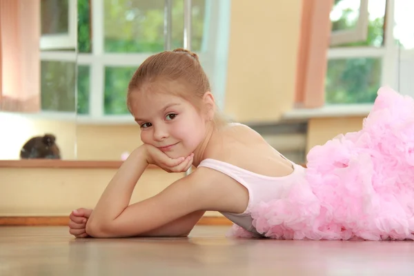 Bedårande lilla ballerina i rosa tutu — Stockfoto