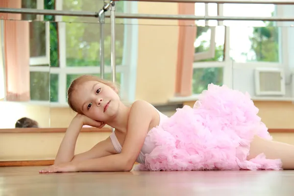 Belle jeune danseuse en justaucorps rose s'entraîne en classe de ballet — Photo