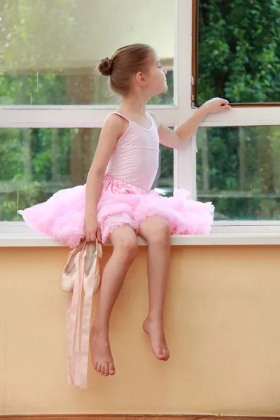 Bailarina sonriente en un tutú y puntita posando para la cámara en una clase de ballet — Foto de Stock