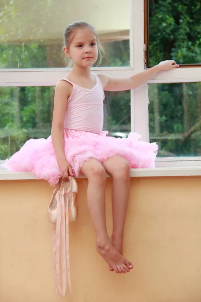 Hermosa pequeña bailarina con tutú y posando en la cámara — Foto de Stock