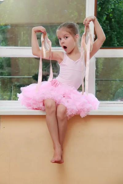 Schöne junge Tänzerin im rosafarbenen Trikot hat im Ballettunterricht trainiert — Stockfoto