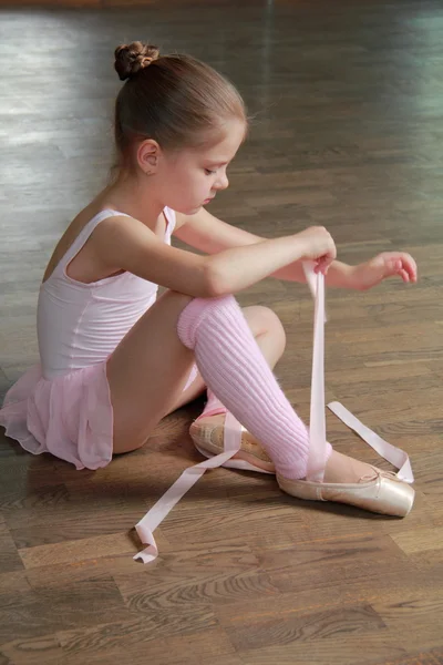 Vackra unga dansare i en rosa trikåer har tränat i balett klass — Stockfoto