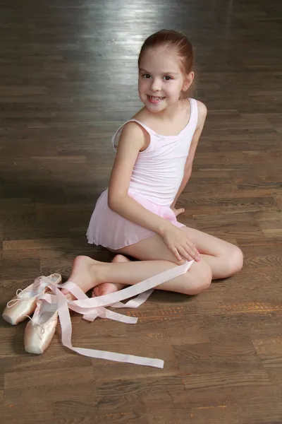 Bailarina sonriente en un tutú y puntita posando para la cámara en una clase de ballet — Foto de Stock