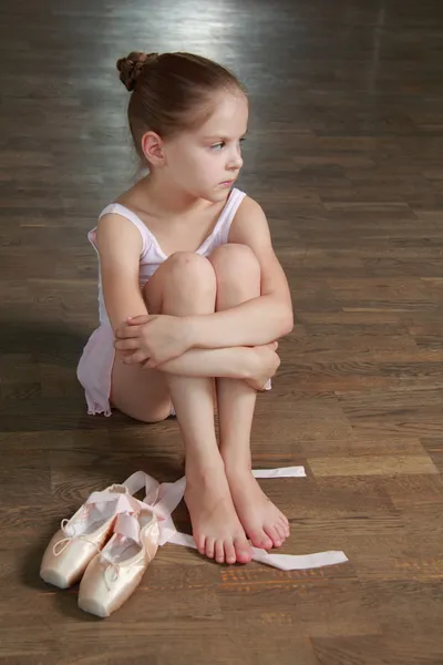 Krásná malá baletka nosí tutu a pózování na kameru — Stock fotografie