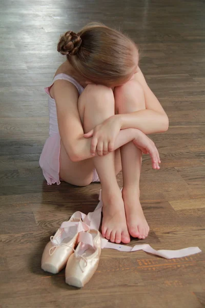 Bailarina sonriente en un tutú y puntita posando para la cámara en una clase de ballet —  Fotos de Stock
