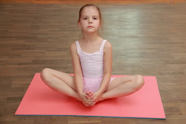 Bailarina sonriente en un tutú y puntita posando para la cámara en una clase de ballet — Foto de Stock