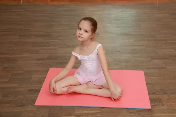 Mooie kleine ballerina tutu dragen en die zich voordeed op camera — Stockfoto