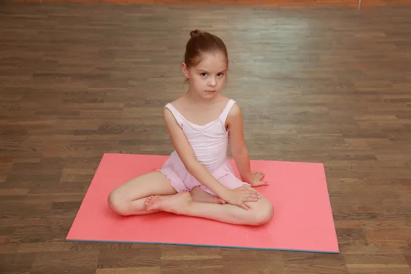 Schönes kleines Mädchen beim Sport auf der Matte (Stretching)) — Stockfoto