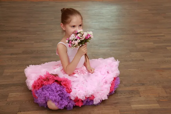 Sorrindo bailarina em um tutu e aponte posando para a câmera em uma classe de balé — Fotografia de Stock