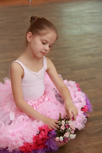 Bailarina sonriente en un tutú y puntita posando para la cámara en una clase de ballet —  Fotos de Stock