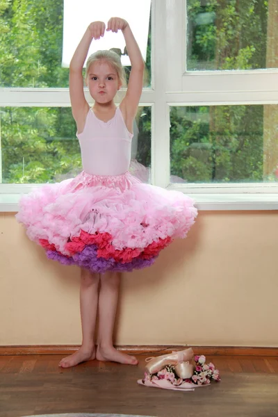 Schattige kleine ballerina in roze tutu — Stockfoto