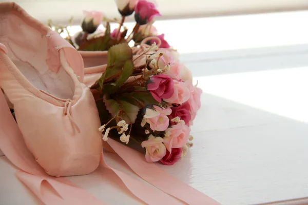 Paar zierliche rosa Ballettschuhe — Stockfoto